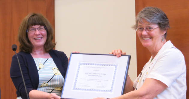 Executive Director Cynthia Copeland present the 2017 planning award to Digit Taylor and LCHIP