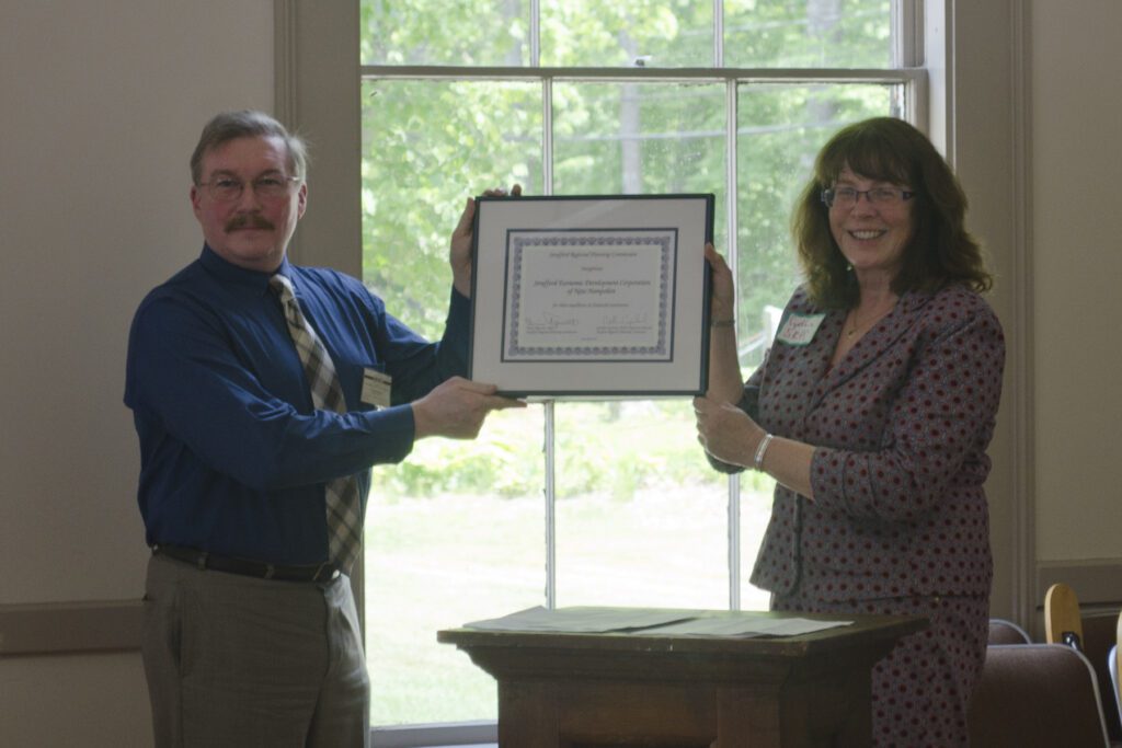Photo of Executive Director Cynthia Copeland present the 2015 annual award to Dennis McCann of SEDC